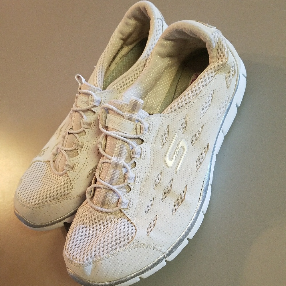✔SOLD on Ⓜ✔ Skechers tennis shoes - Picture 1 of 6